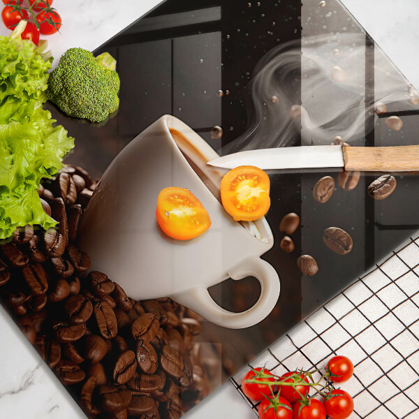 Tábua de vidro Uma xícara de café quente