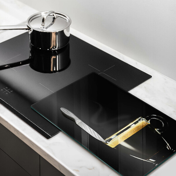 Tábua de cortar de vidro Um copo de café preto