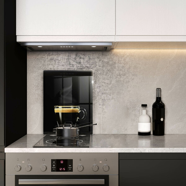 Tábua de cortar de vidro Um copo de café preto