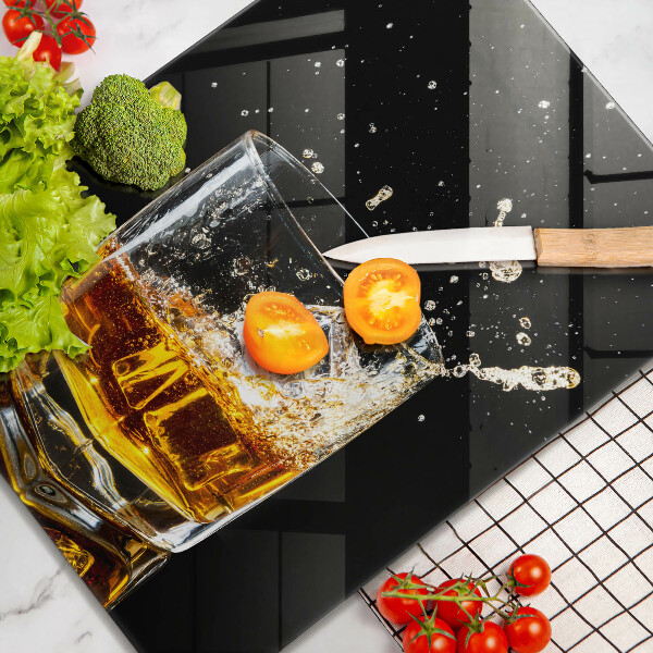 Tábua de corte de vidro Um copo de uísque