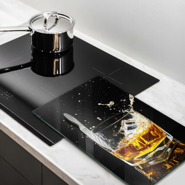 Tábua de corte de vidro Um copo de uísque