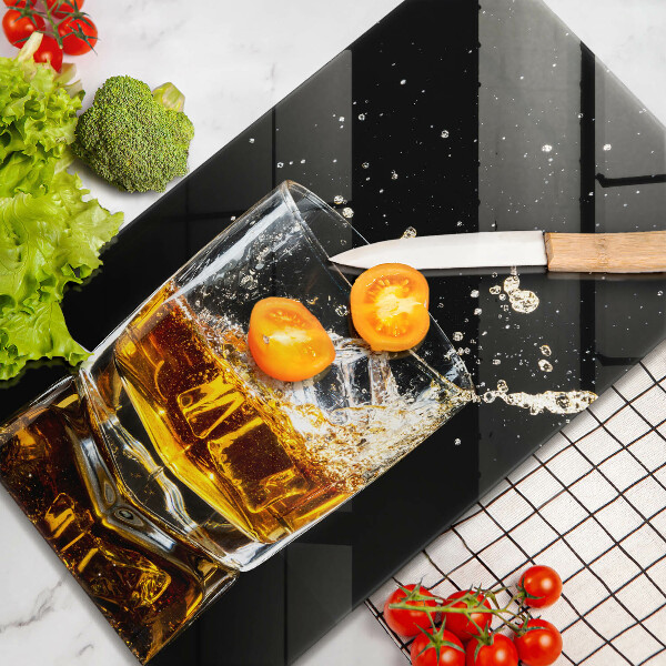 Tábua de corte de vidro Um copo de uísque