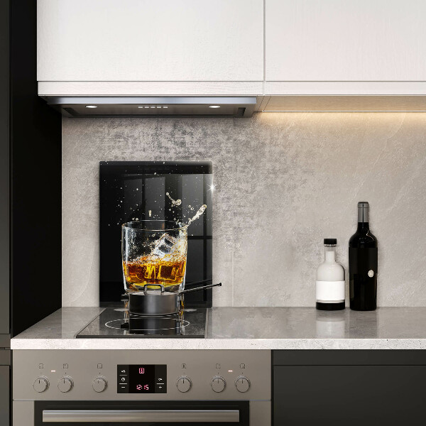 Tábua de corte de vidro Um copo de uísque