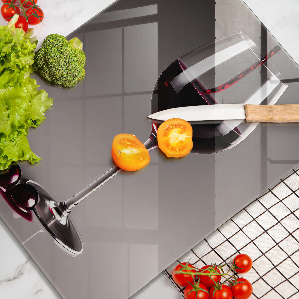 Tábua para corte Um copo e uvas