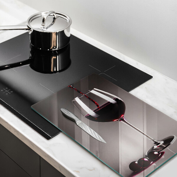 Tábua para corte Um copo e uvas