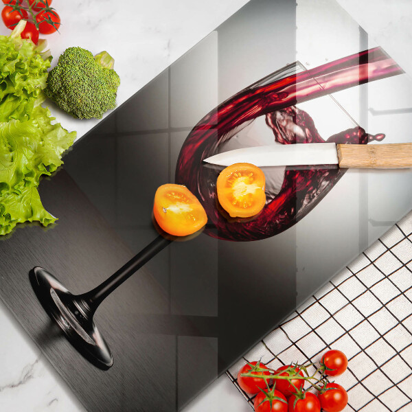 Tábua corte Um copo e vinho tinto