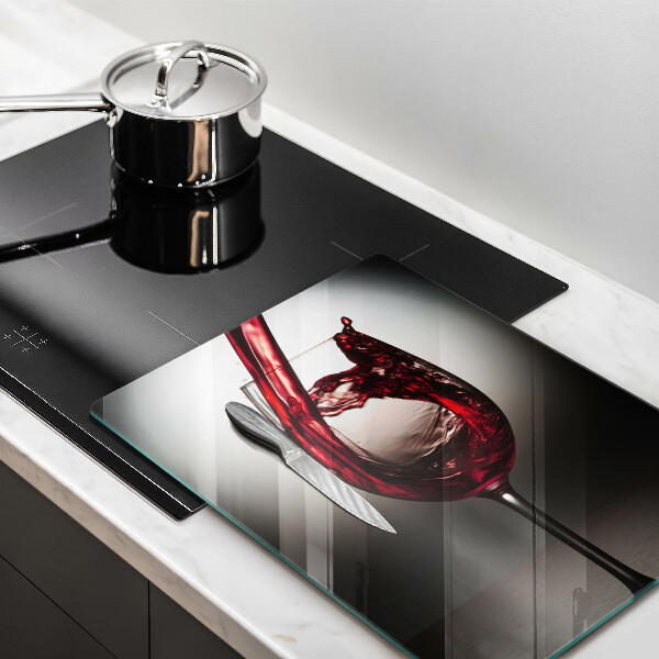 Tábua corte Um copo e vinho tinto