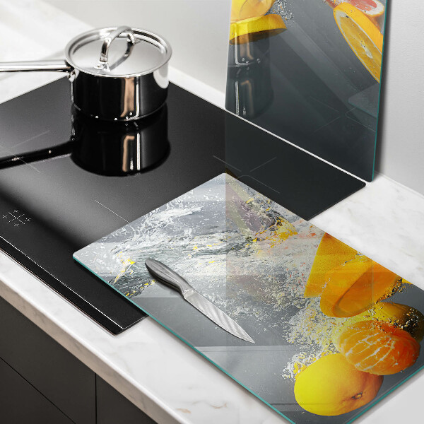 Tábua de corte Limões em água