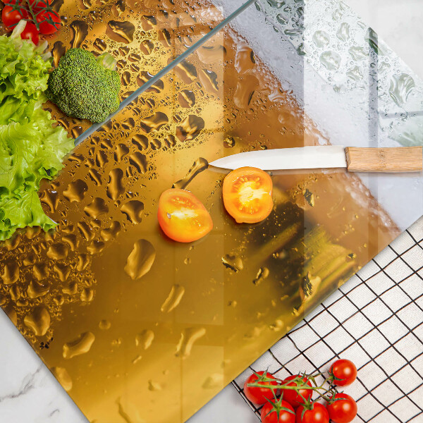 Tábua de corte de vidro Um copo de cerveja molhado