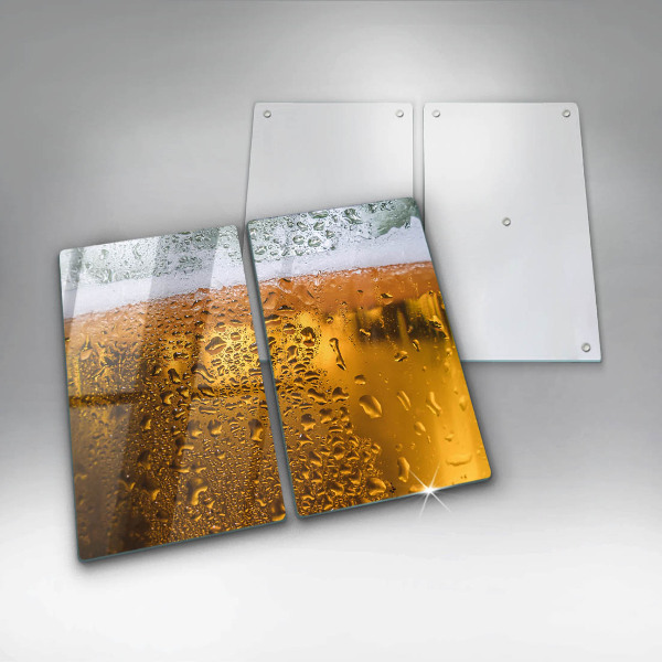 Tábua de corte de vidro Um copo de cerveja molhado