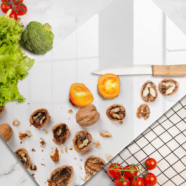 Tábua de cortar Nozes em fundo branco