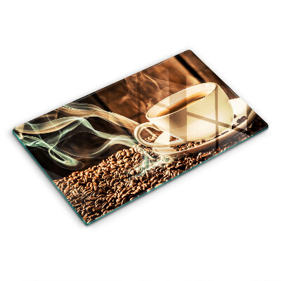 Tábua de corte de vidro Uma xícara e grãos de café