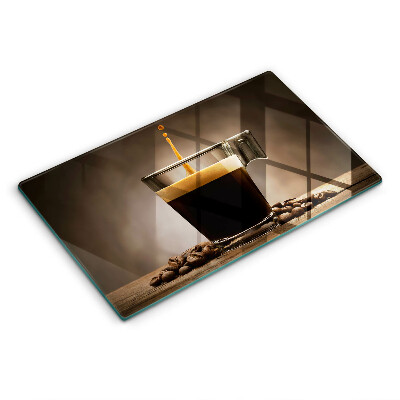 Tábua de cortar Um copo e grãos de café