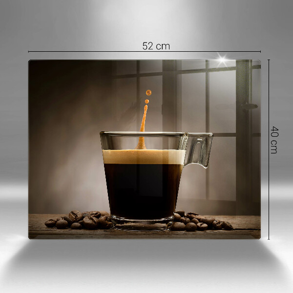 Tábua de cortar Um copo e grãos de café