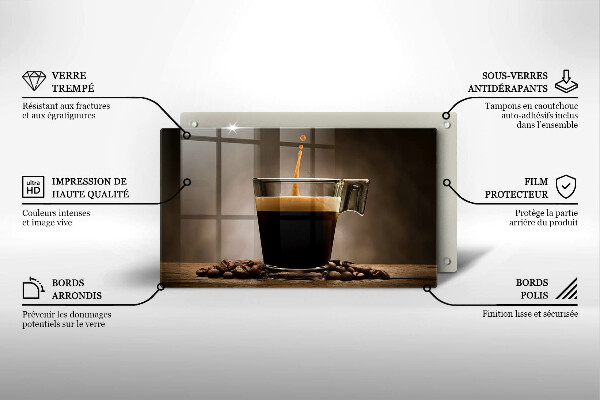 Tábua de cortar Um copo e grãos de café