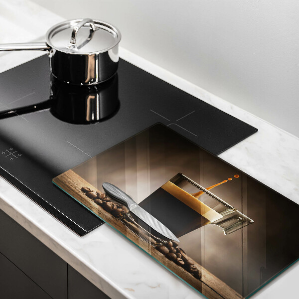 Tábua de cortar Um copo e grãos de café