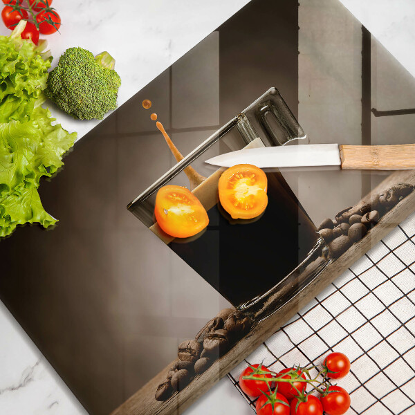 Tábua de cortar Um copo e grãos de café