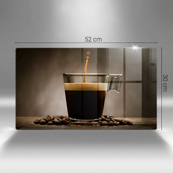 Tábua de cortar Um copo e grãos de café