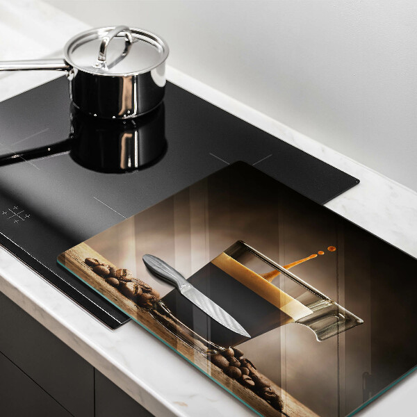 Tábua de cortar Um copo e grãos de café