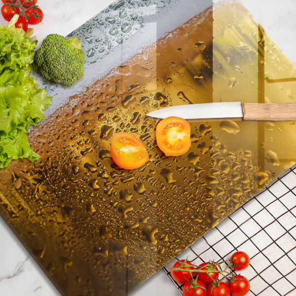 Tábua cozinha Um copo de cerveja molhado