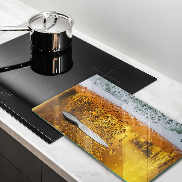 Tábua cozinha Um copo de cerveja molhado