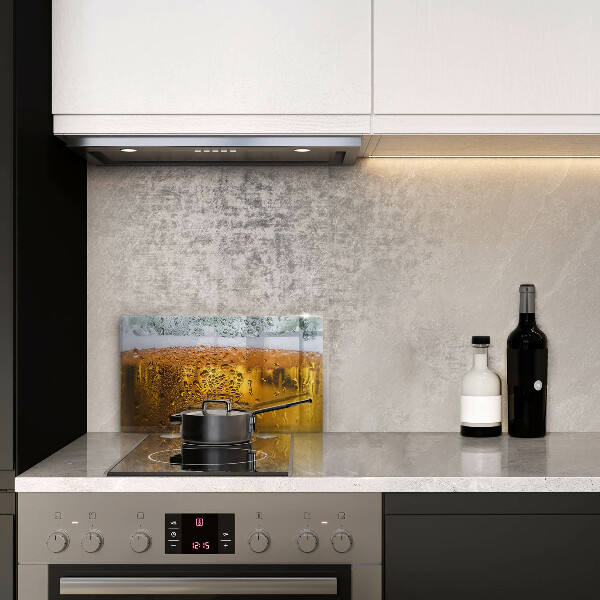 Tábua cozinha Um copo de cerveja molhado