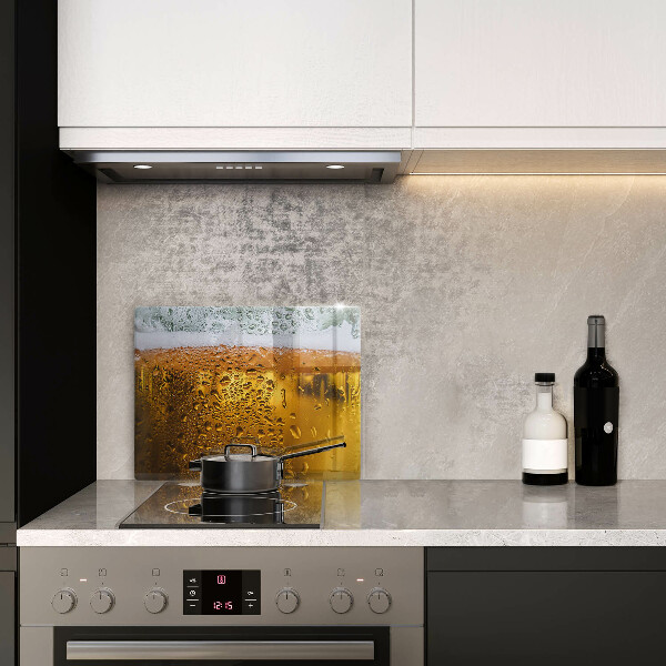 Tábua cozinha Um copo de cerveja molhado