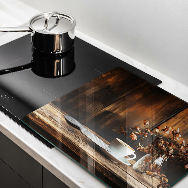 Tábua de corte Uma xícara de café e madeira