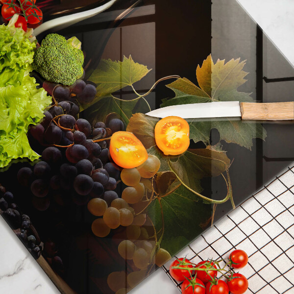 Tábua para cozinha Um copo de vinho e uvas