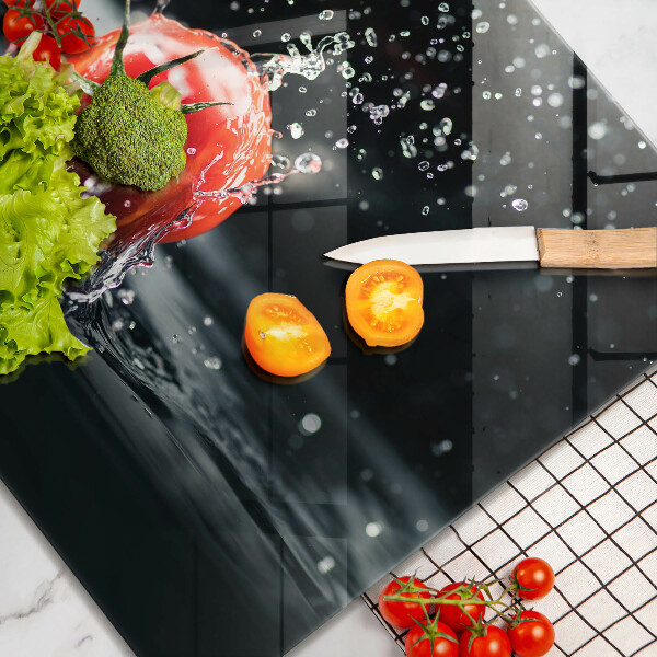 Tábua corte Tomate na água