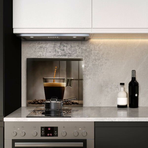 Tábua de corte Um copo e grãos de café