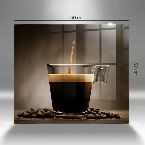 Tábua de corte Um copo e grãos de café