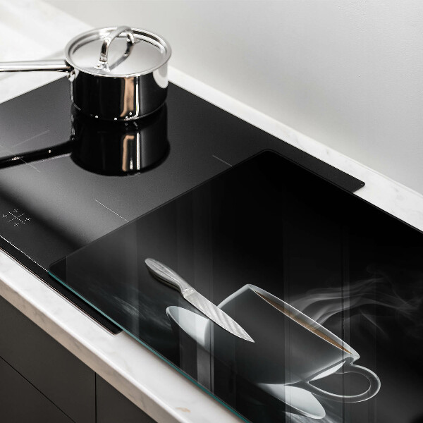 Tábua de corte de vidro Uma xícara de café quente