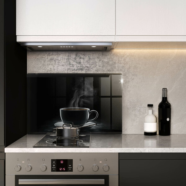 Tábua de corte de vidro Uma xícara de café quente