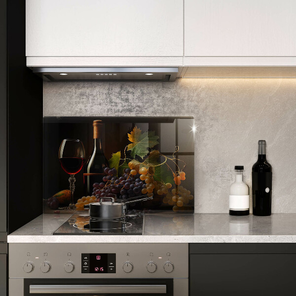 Tábua de cortar de vidro Um copo de vinho e uvas