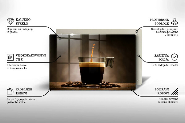 Tábua de corte Um copo e grãos de café