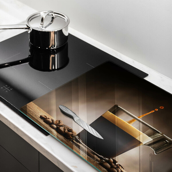 Tábua de corte Um copo e grãos de café