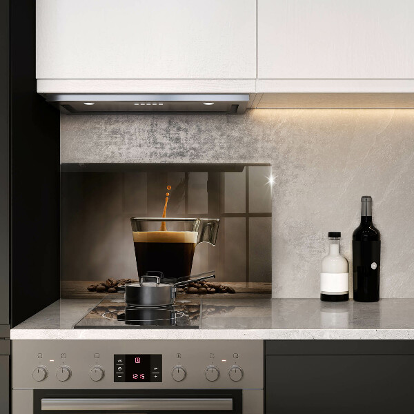 Tábua de corte Um copo e grãos de café