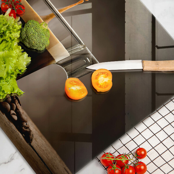 Tábua de corte Um copo e grãos de café