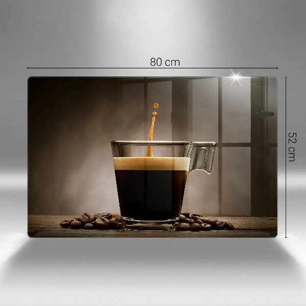 Tábua de corte Um copo e grãos de café