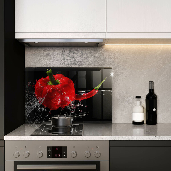 Tábua corte Pimentões vermelhos em água