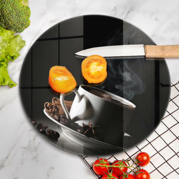 Tábua de cortar alimentos Uma xícara de café quente