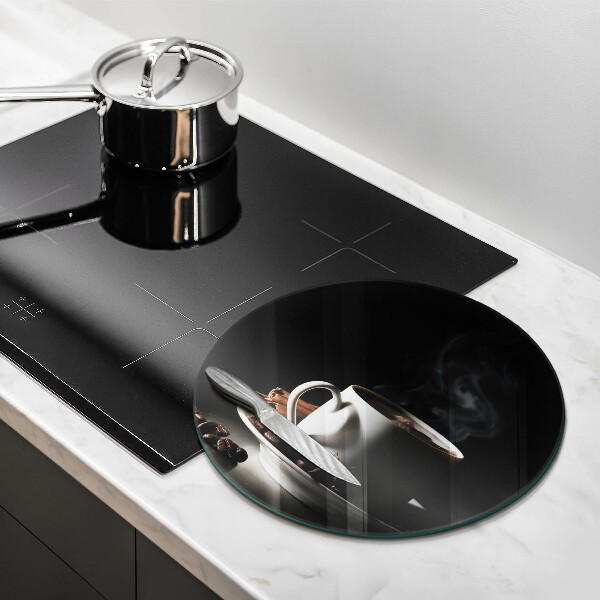 Tábua de cortar alimentos Uma xícara de café quente