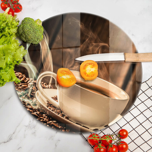 Tábua para corte Uma xícara e grãos de café