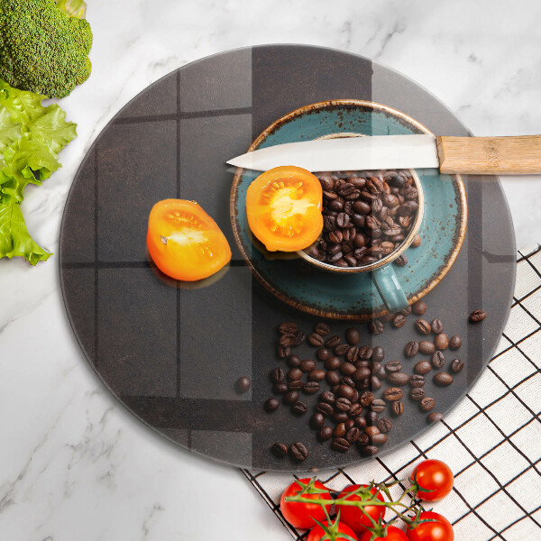 Tábua de corte de vidro Uma xícara de grãos de café