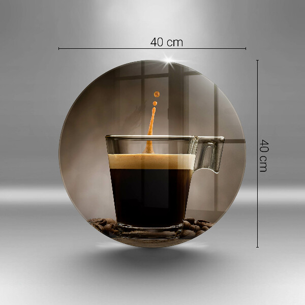 Tábua de cortar de vidro Um copo e grãos de café