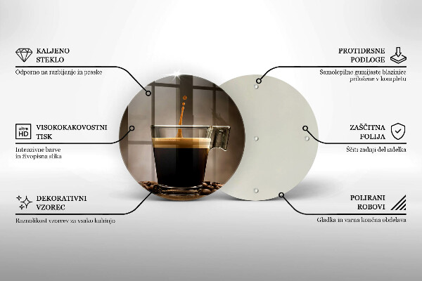 Tábua de cortar de vidro Um copo e grãos de café