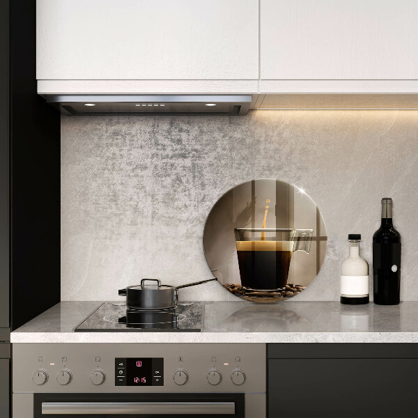 Tábua de cortar de vidro Um copo e grãos de café