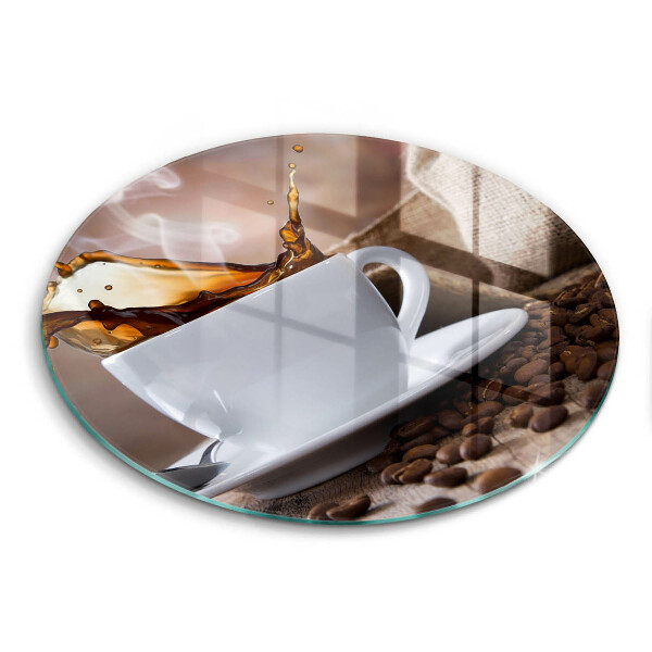 Tábua de cortar de vidro Uma xícara e grãos de café
