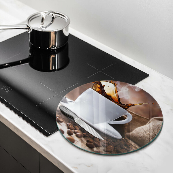 Tábua de cortar de vidro Uma xícara e grãos de café